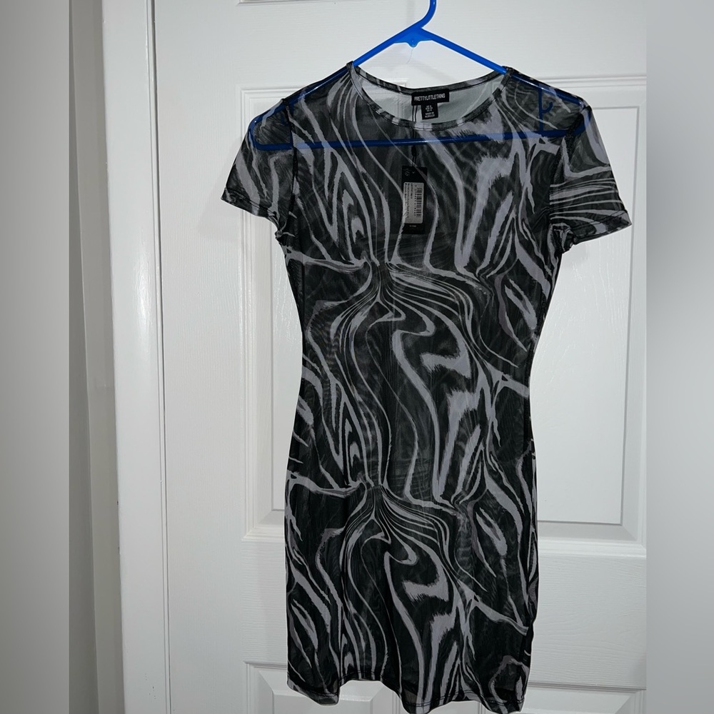 PrettyLittleThing Monochrome Zebra Swirl Print Beach Coverup & Bikini - Picture 1 of 7